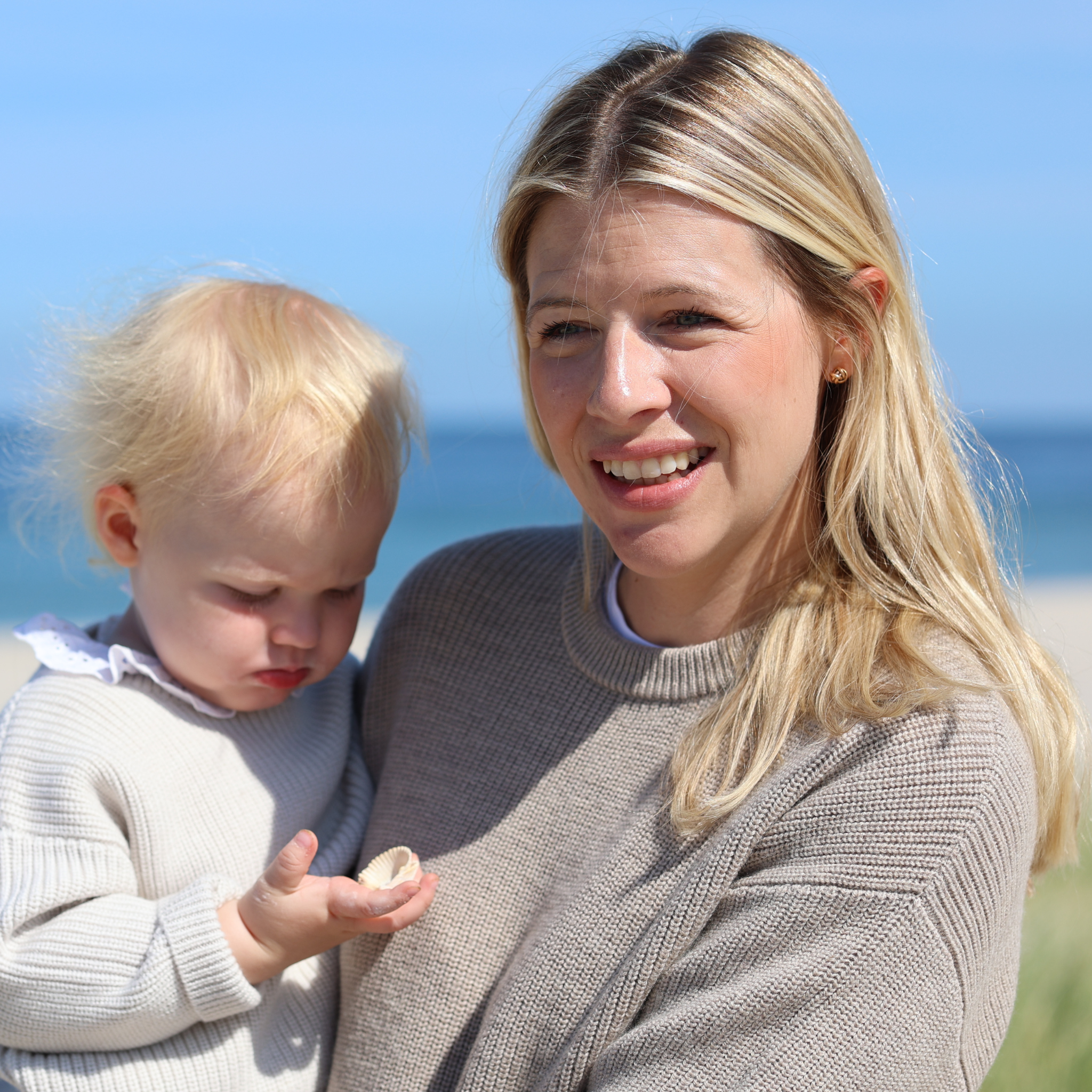 Geschenkset aus Damenpullover "Meike" und Kinderpullover "Paul" in new sand