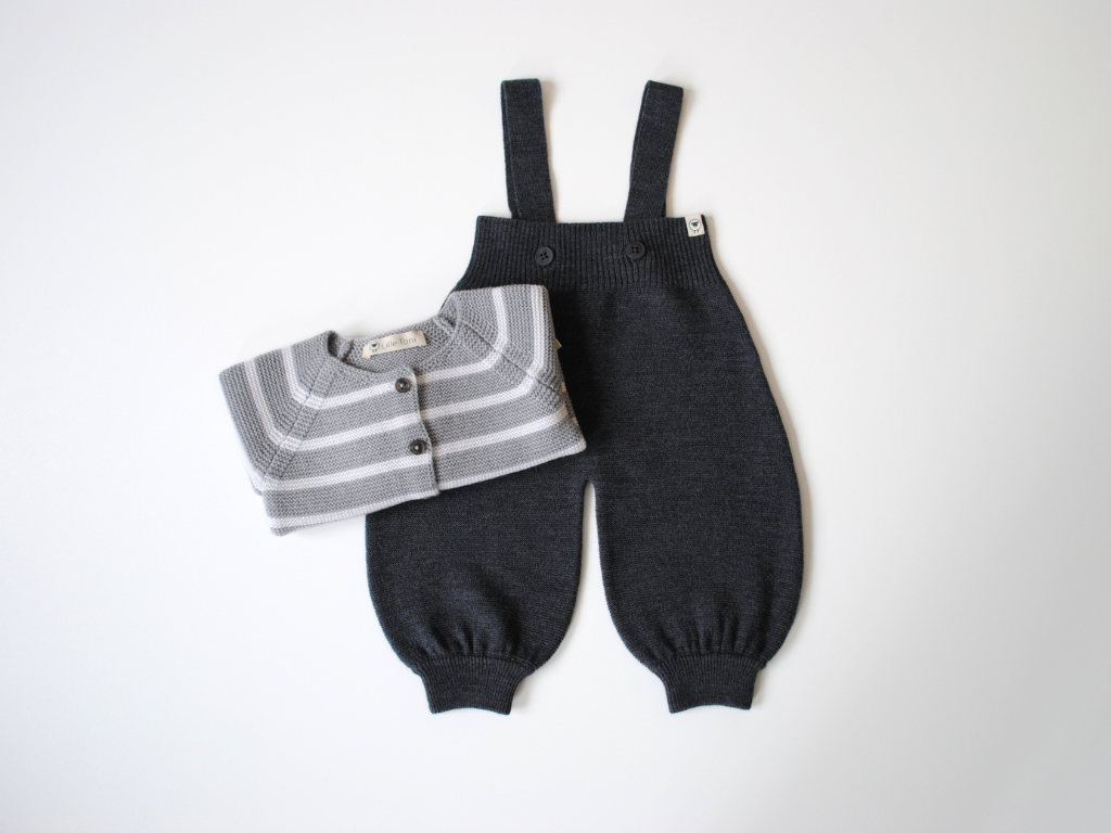 Babylatzhose in anthrazit und Babycardigan in grau offwhite gestreift