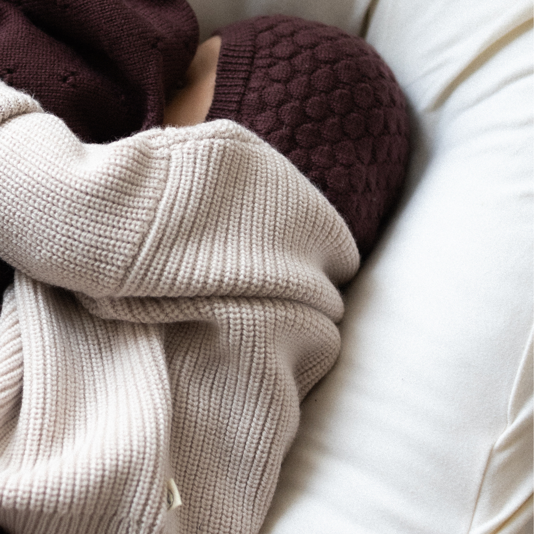 Babymütze "Ela" zum Binden in bordeaux