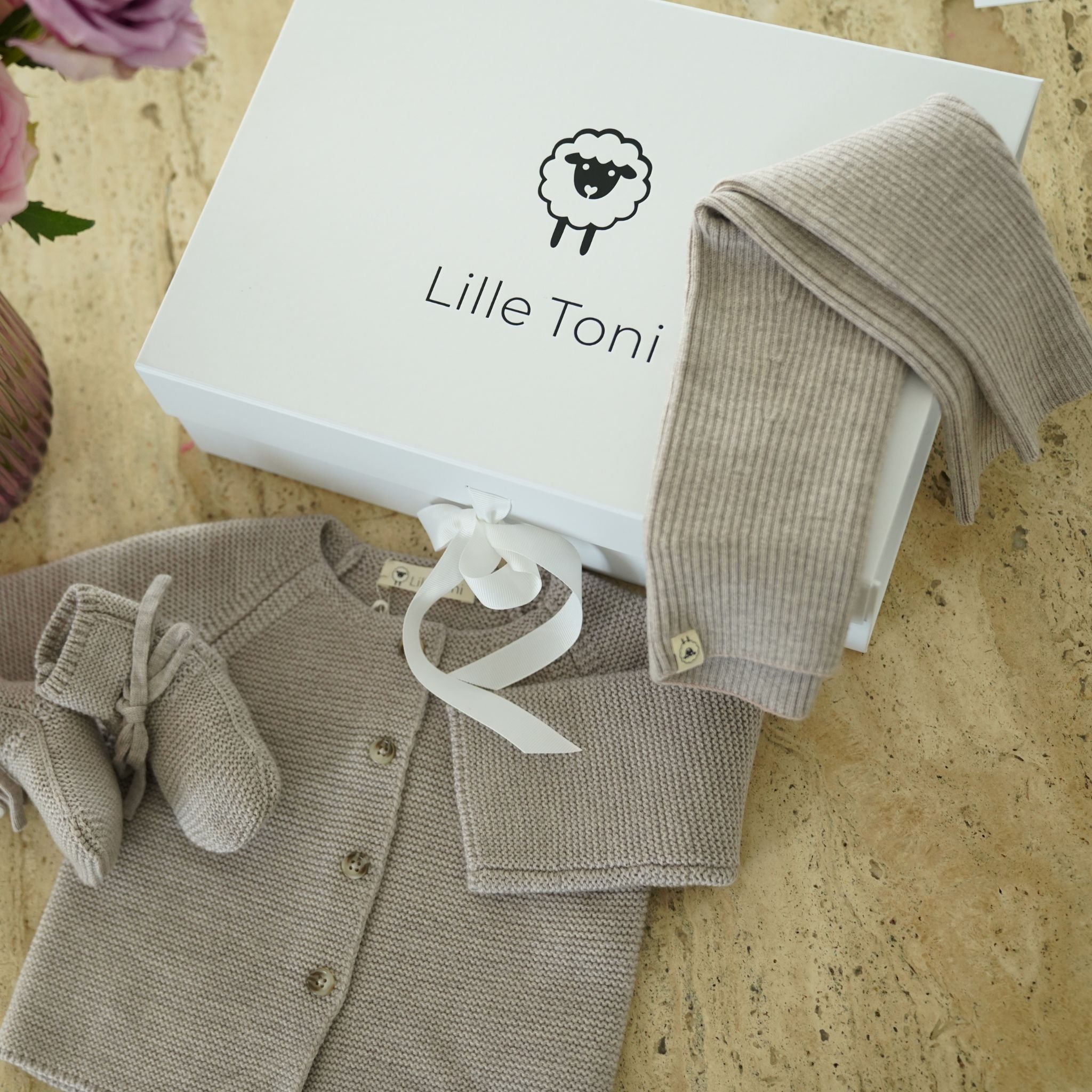 Baby Erstausstattung Set in camel melange, Cardigan, Leggings, Schuhe gratis Geschenkkarton