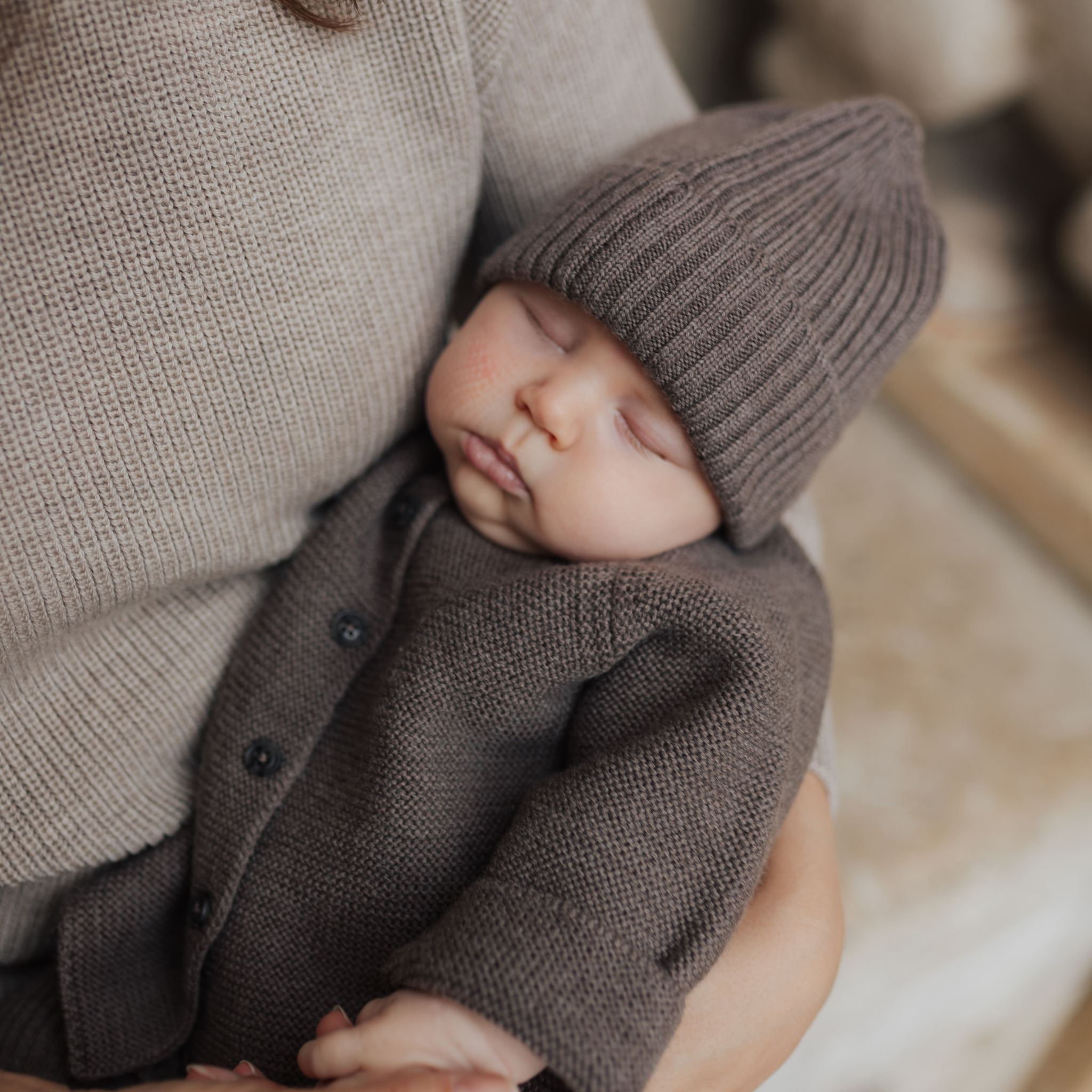 Baby Erstausstattung Set in toffee, Cardigan, Leggings, Schuhe gratis Geschenkkarton