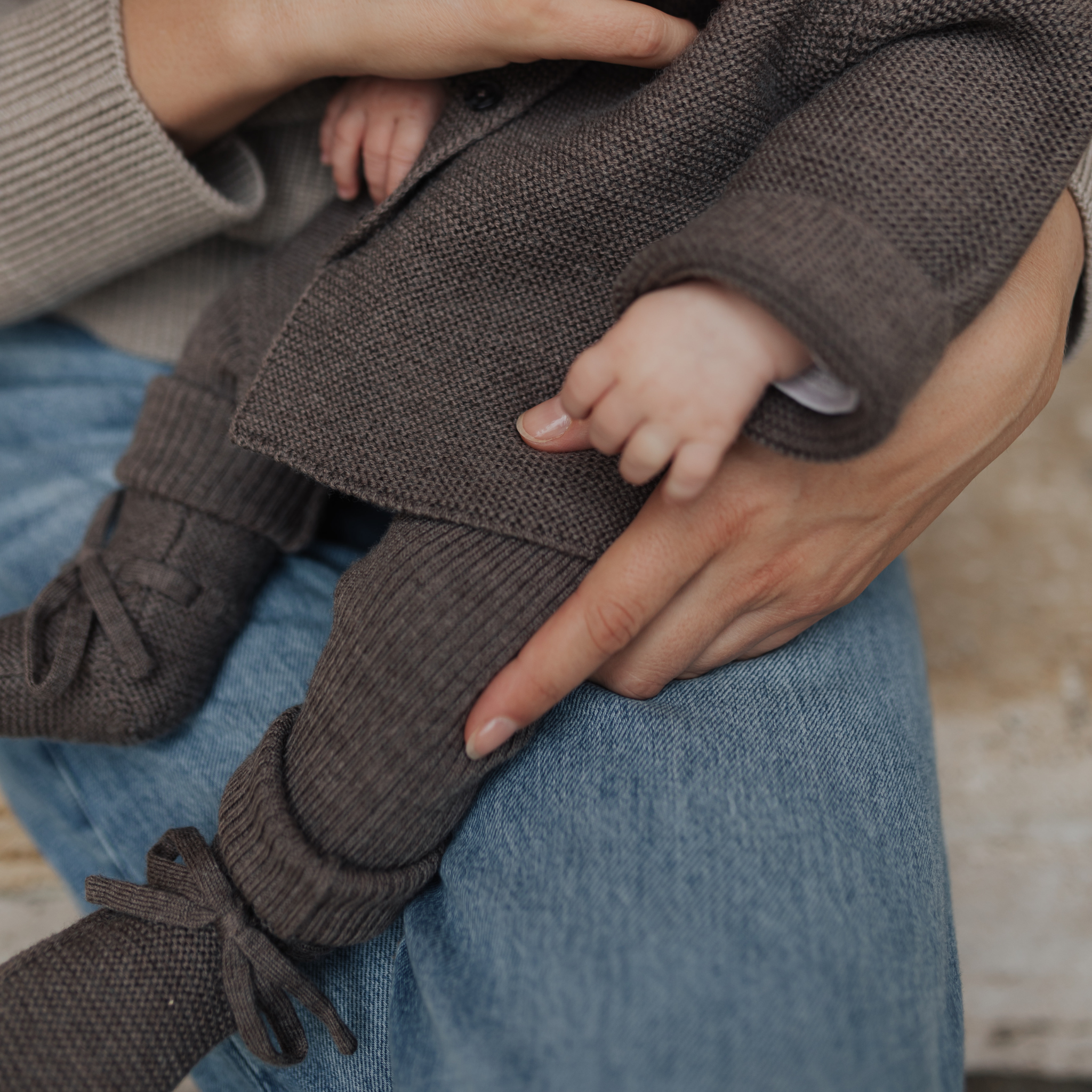 Baby Erstausstattung Set in toffee, Cardigan, Leggings, Schuhe gratis Geschenkkarton