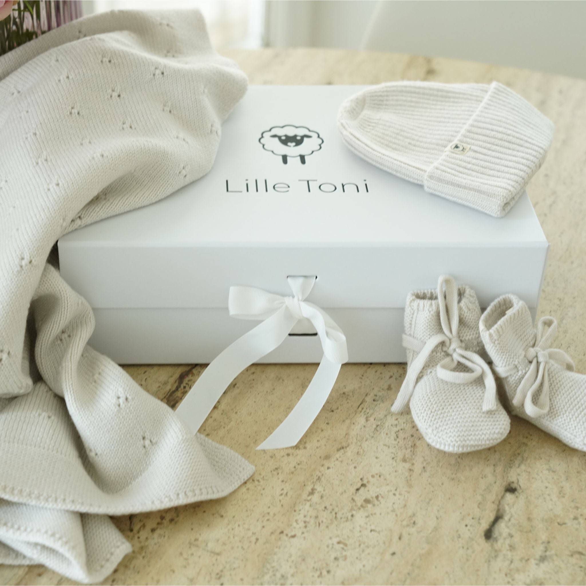 Baby Erstausstattung Set in creme: Cardigan, Leggings, Schuhe gratis Geschenkkarton