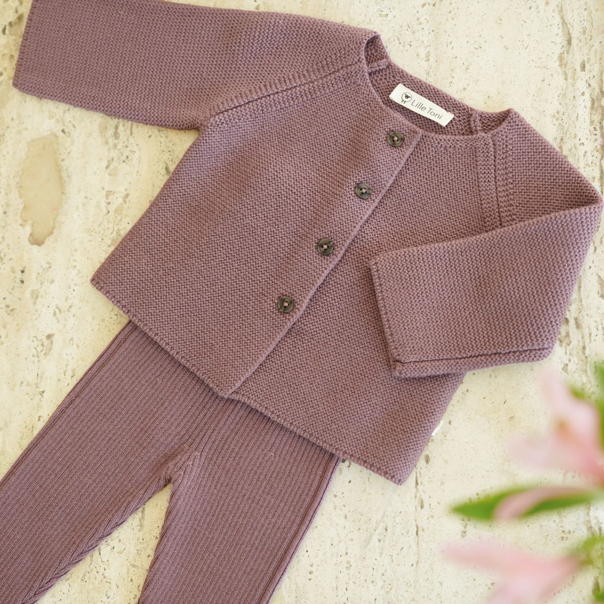 Gelegtes Outfit mit Leggings Finn und Cardigan Emil in mauve