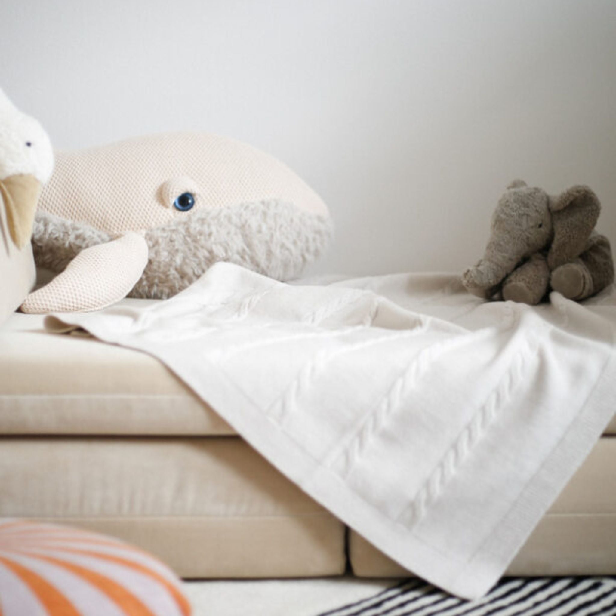 Kuscheldecke "Svea" mit Zopfmuster in creme