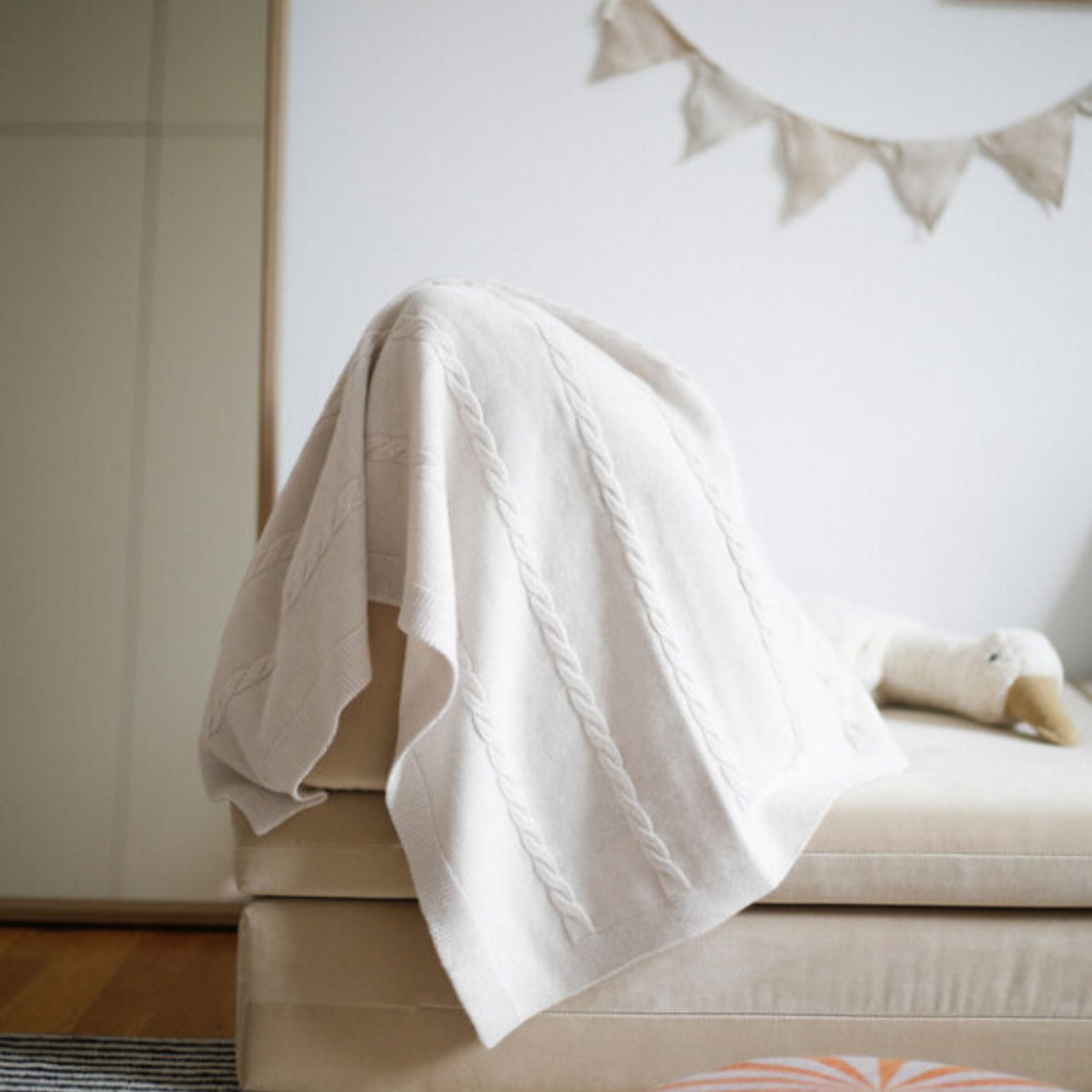Kuscheldecke "Svea" mit Zopfmuster in creme