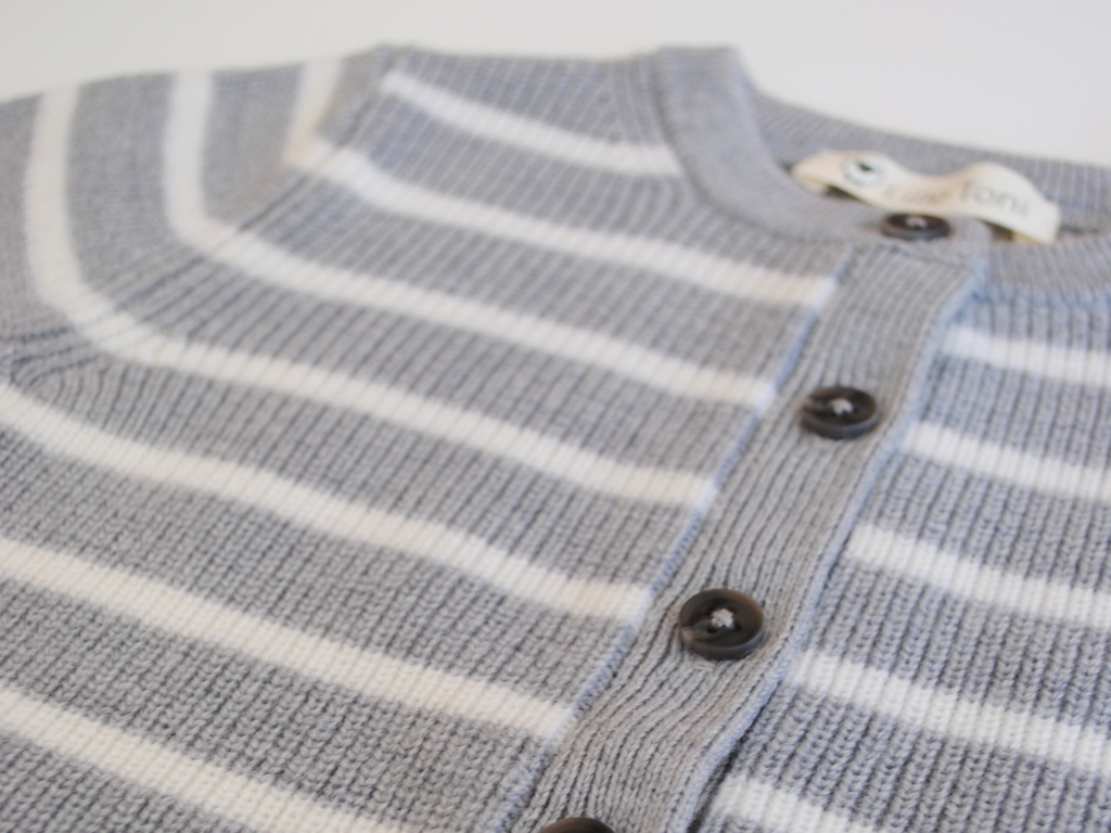 Detailaufnahme Babystrampler aus weicher Merinowolle