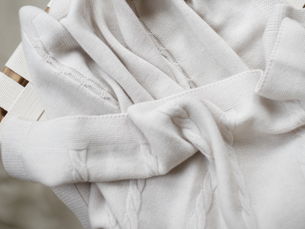Babydecke aus Merinowolle mit Zopfmuster in creme