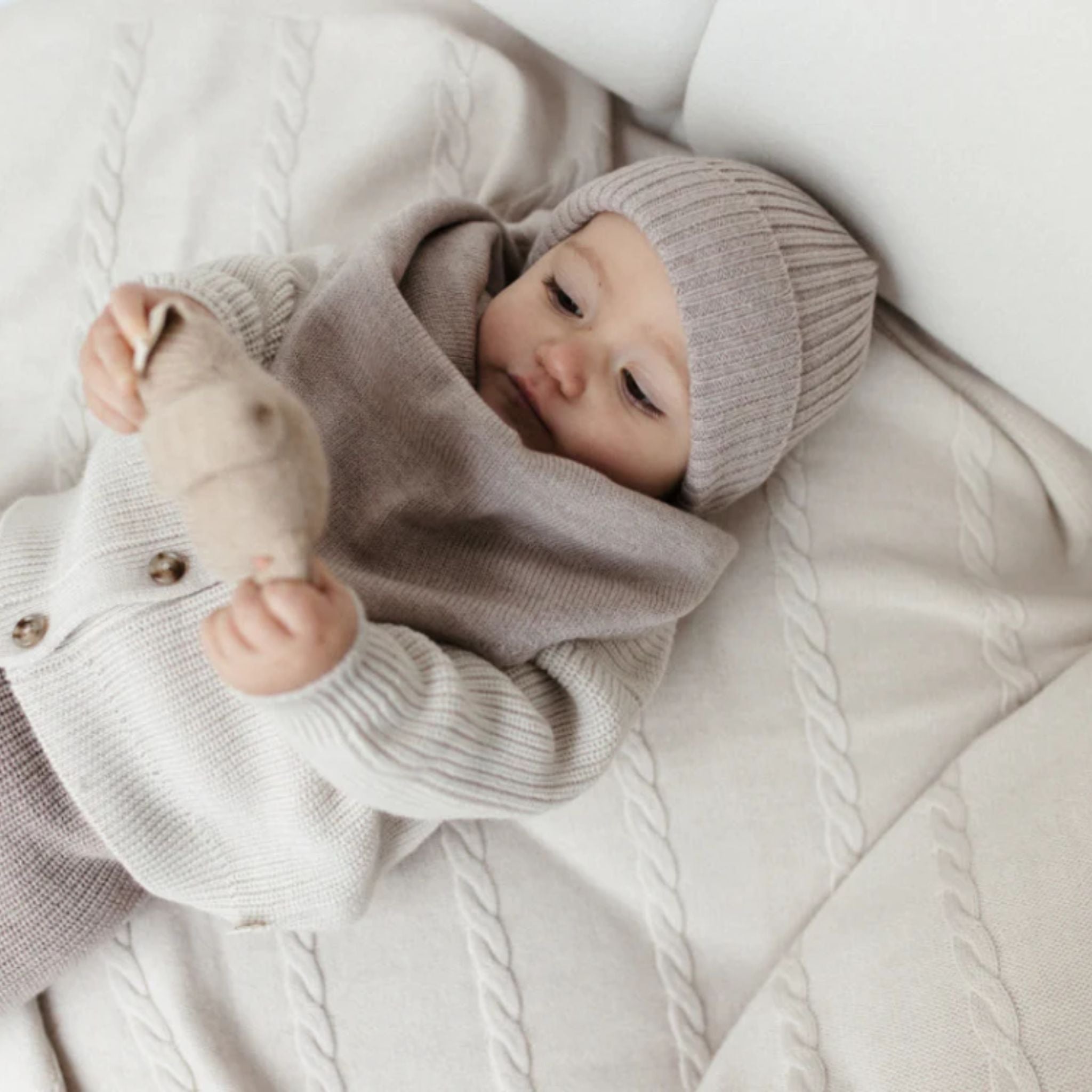 Kuscheldecke "Svea" mit Zopfmuster in creme