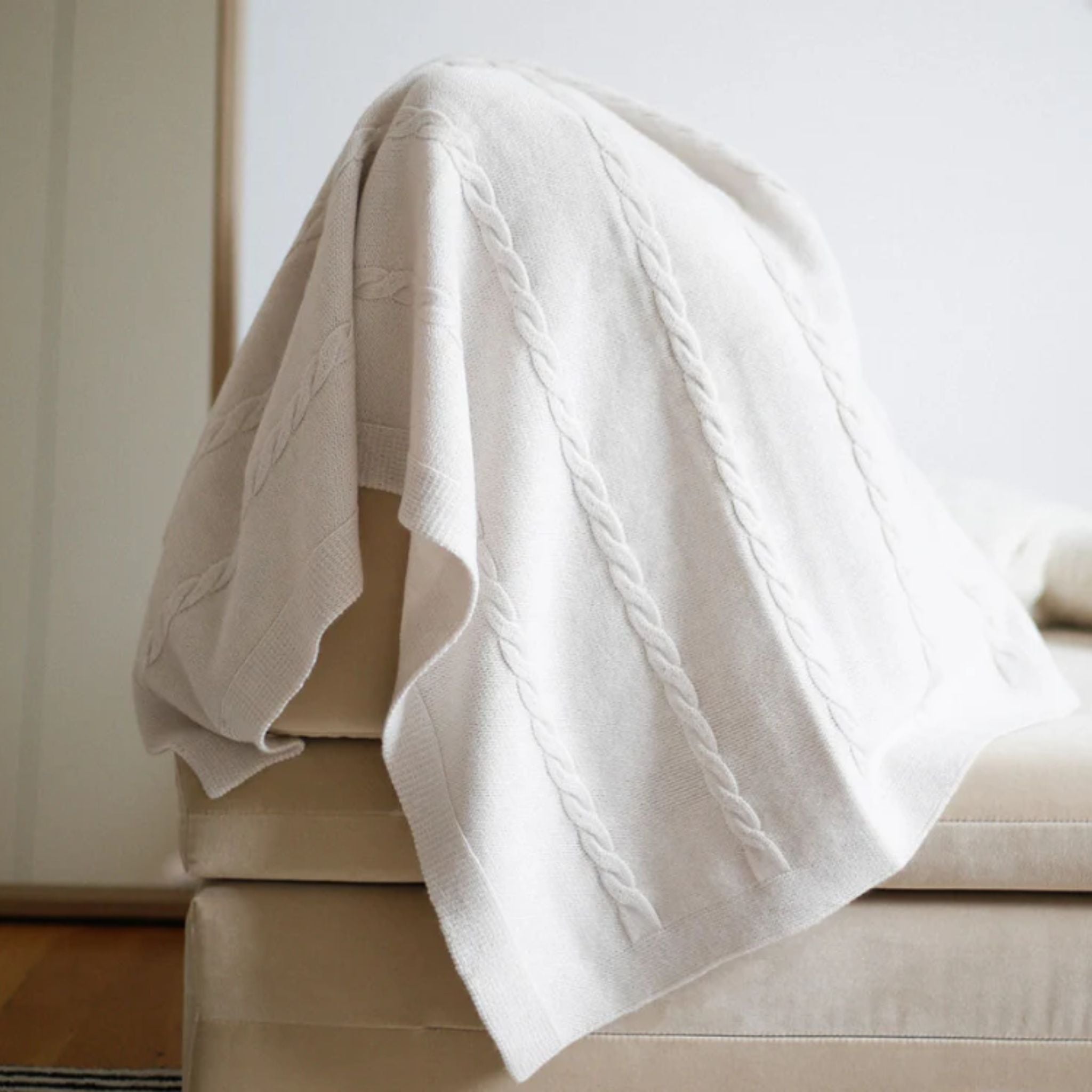 Kuscheldecke "Svea" mit Zopfmuster in creme