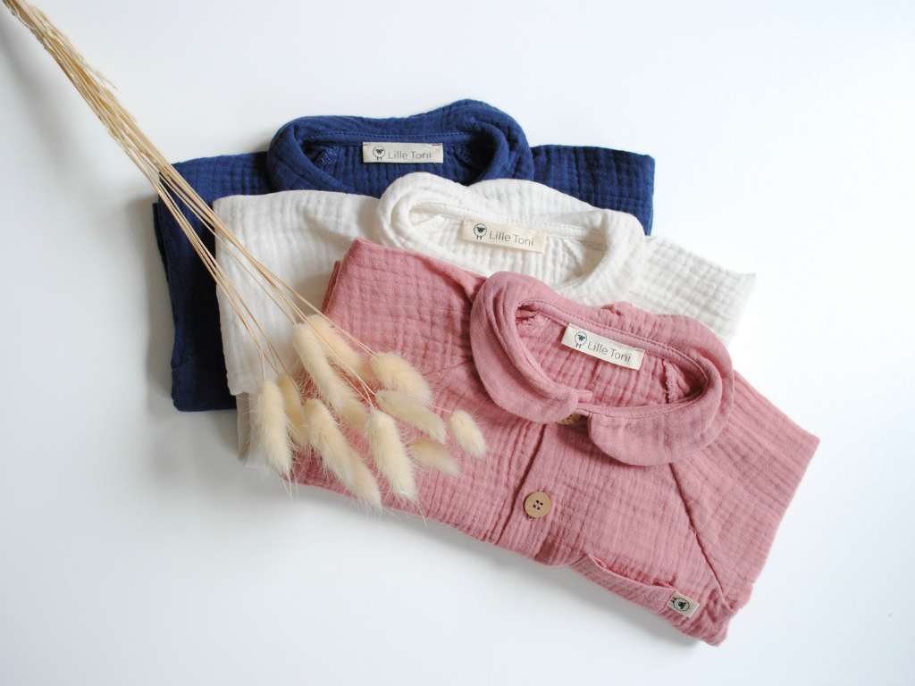 Blusen für Babys aus Musselin in drei verschiedenen Farben