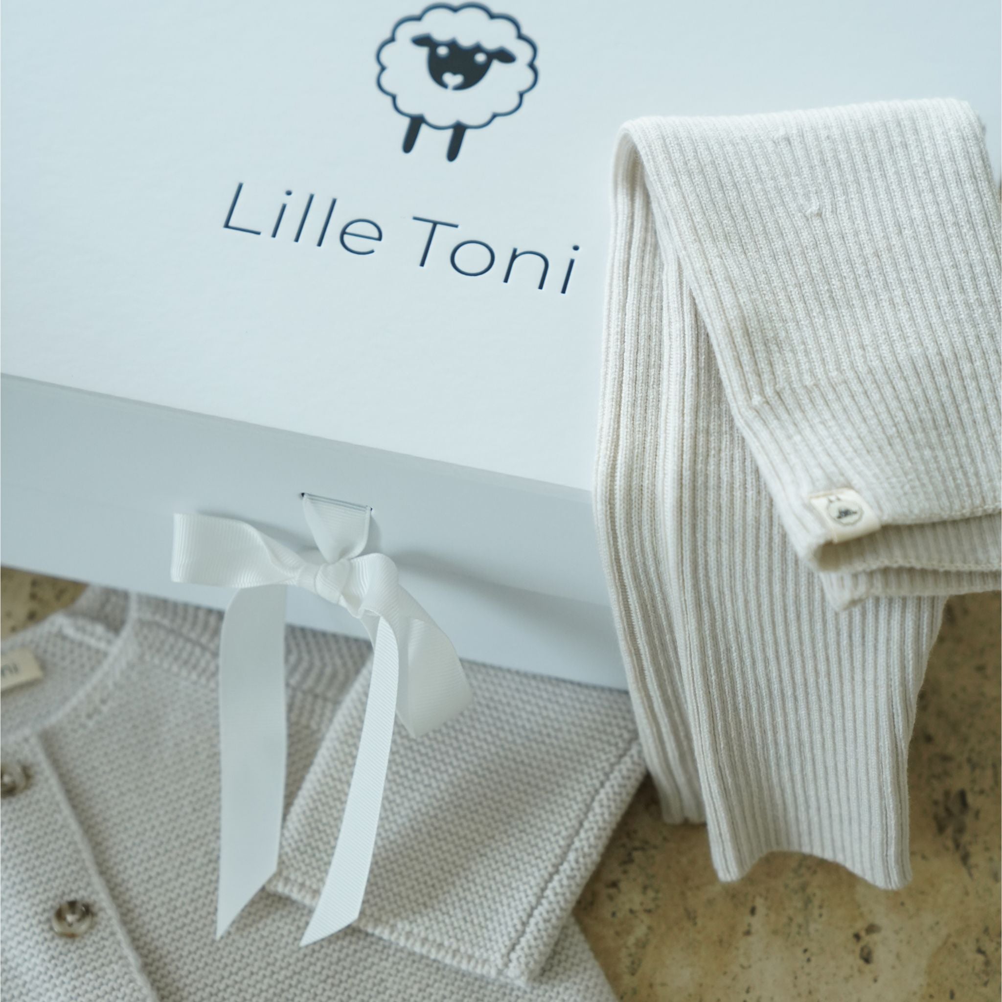Baby Erstausstattung Set in creme: Cardigan, Leggings, Schuhe gratis Geschenkkarton