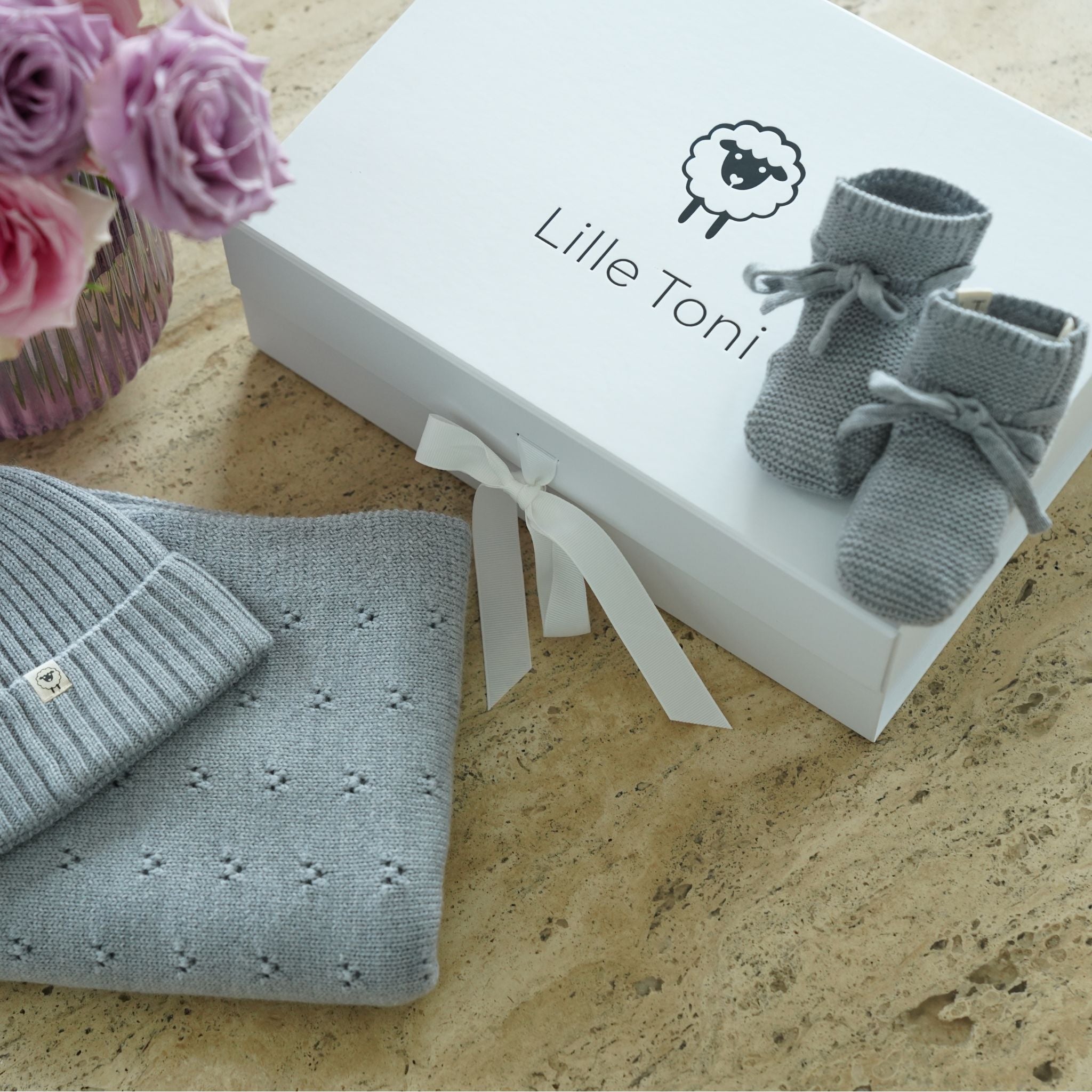 Geschenkset aus Decke "Ida", Mütze "Emma" & Schuhe "Toni" in grau melange