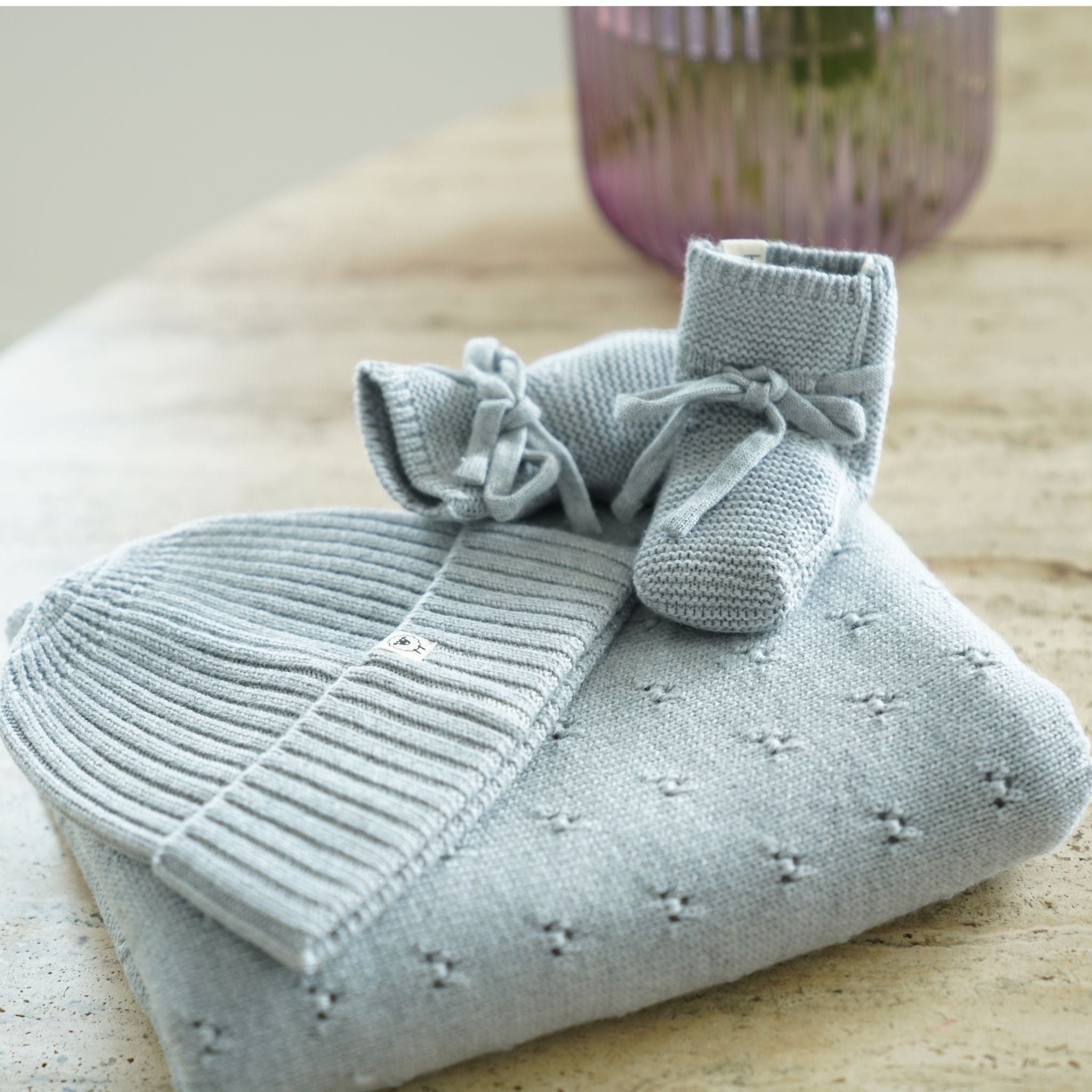 Geschenkset aus Decke "Ida", Mütze "Emma" & Schuhe "Toni" in grau melange
