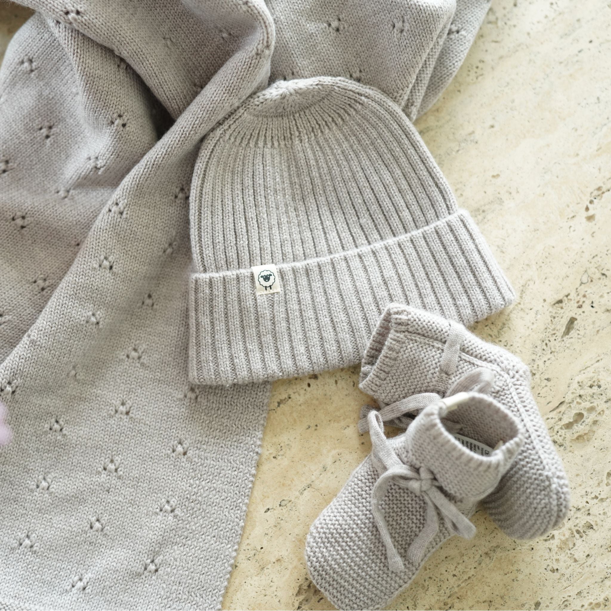 Geschenkset aus Decke "Ida", Mütze "Emma" & Schuhe "Toni" in camel melange