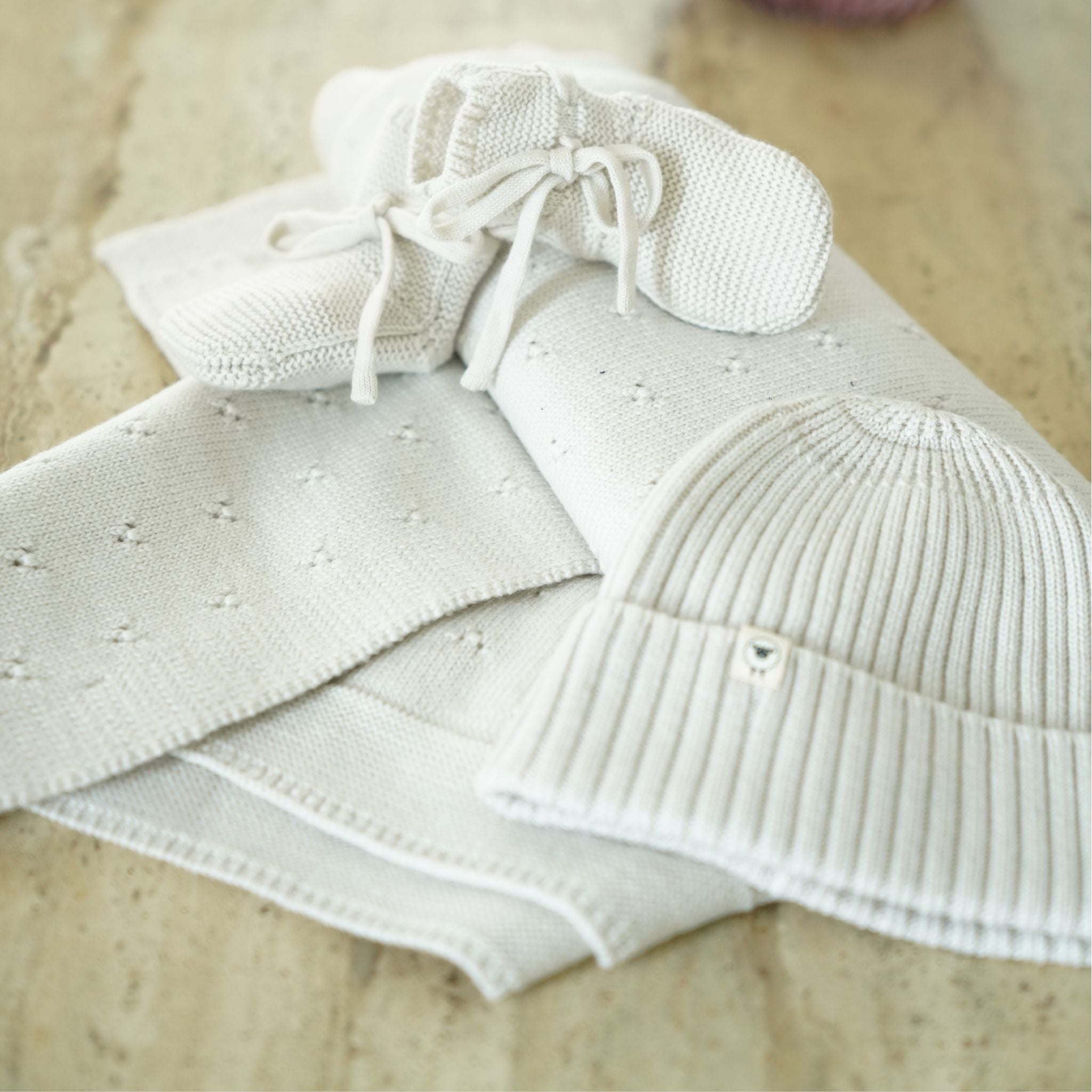 Baby Erstausstattung Set in creme: Cardigan, Leggings, Schuhe gratis Geschenkkarton