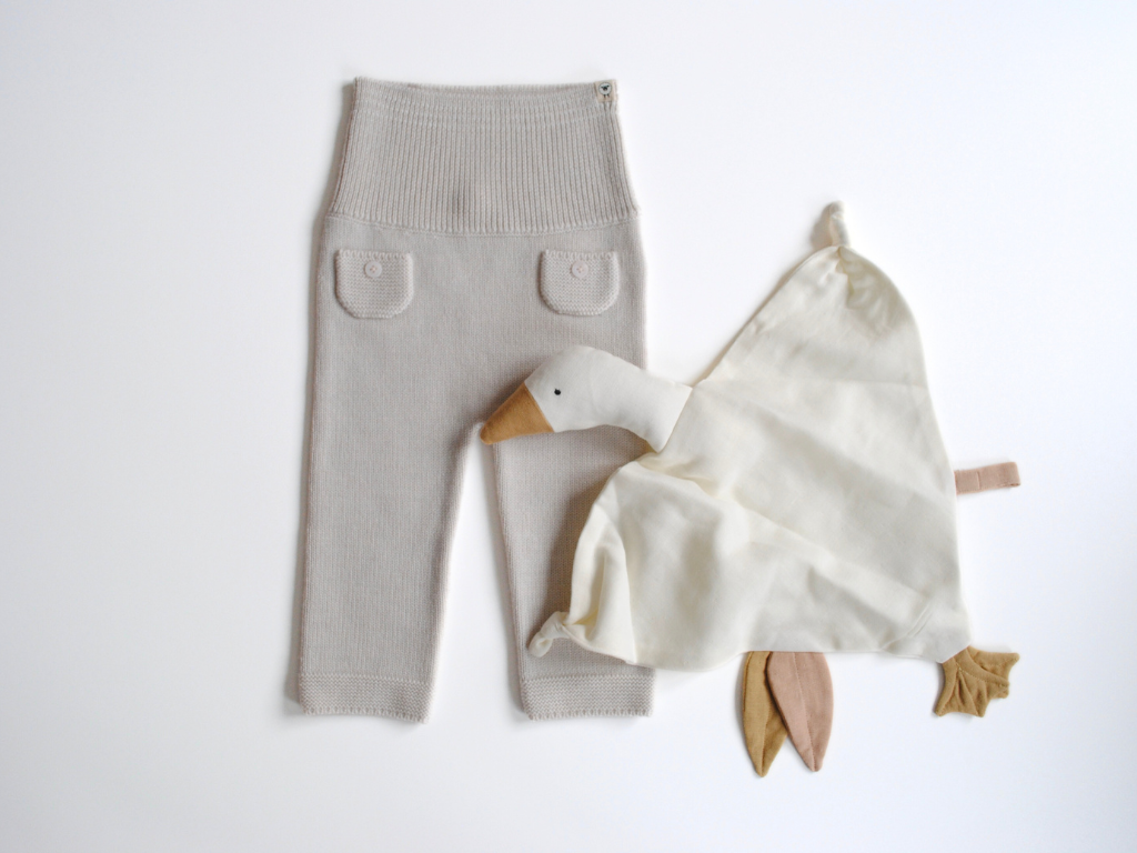 Babyhose mit zwei aufgesetzten Taschen und hohem Bündchen in creme