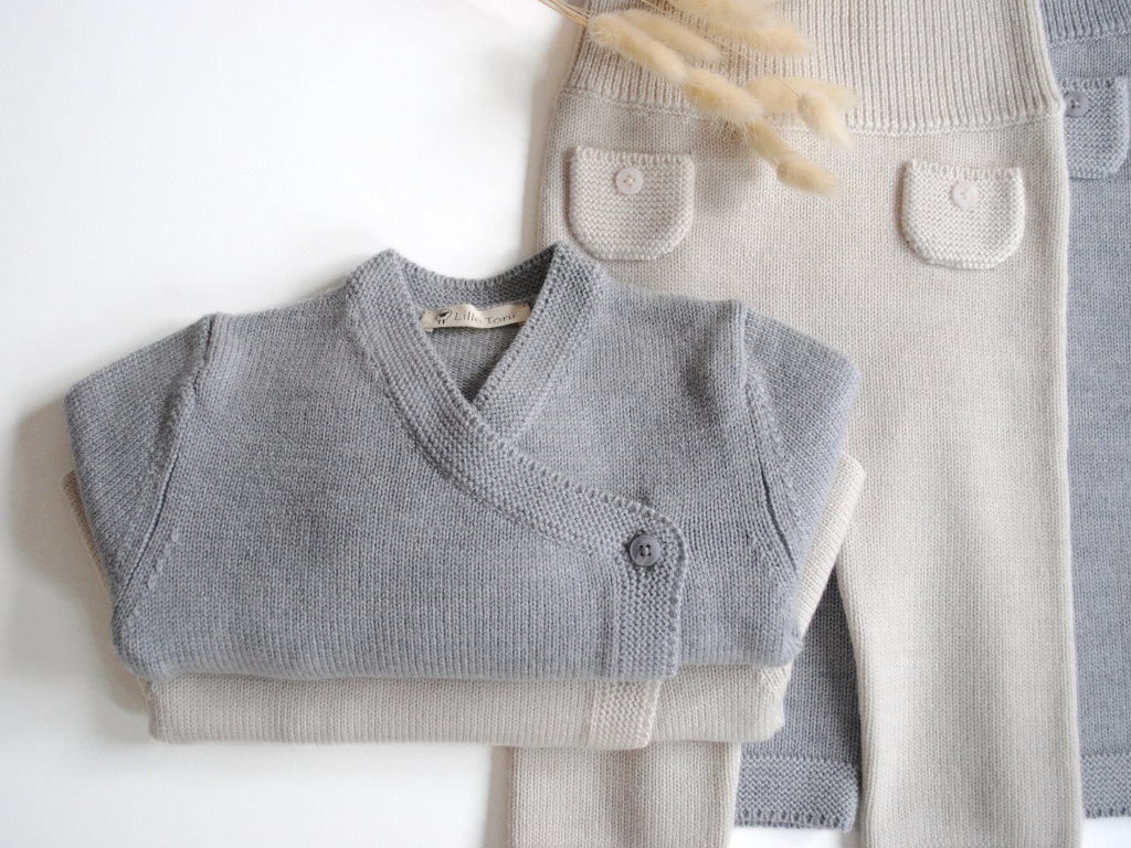Newborn-Set in creme und grau melange mit Hose und Wickelpullover