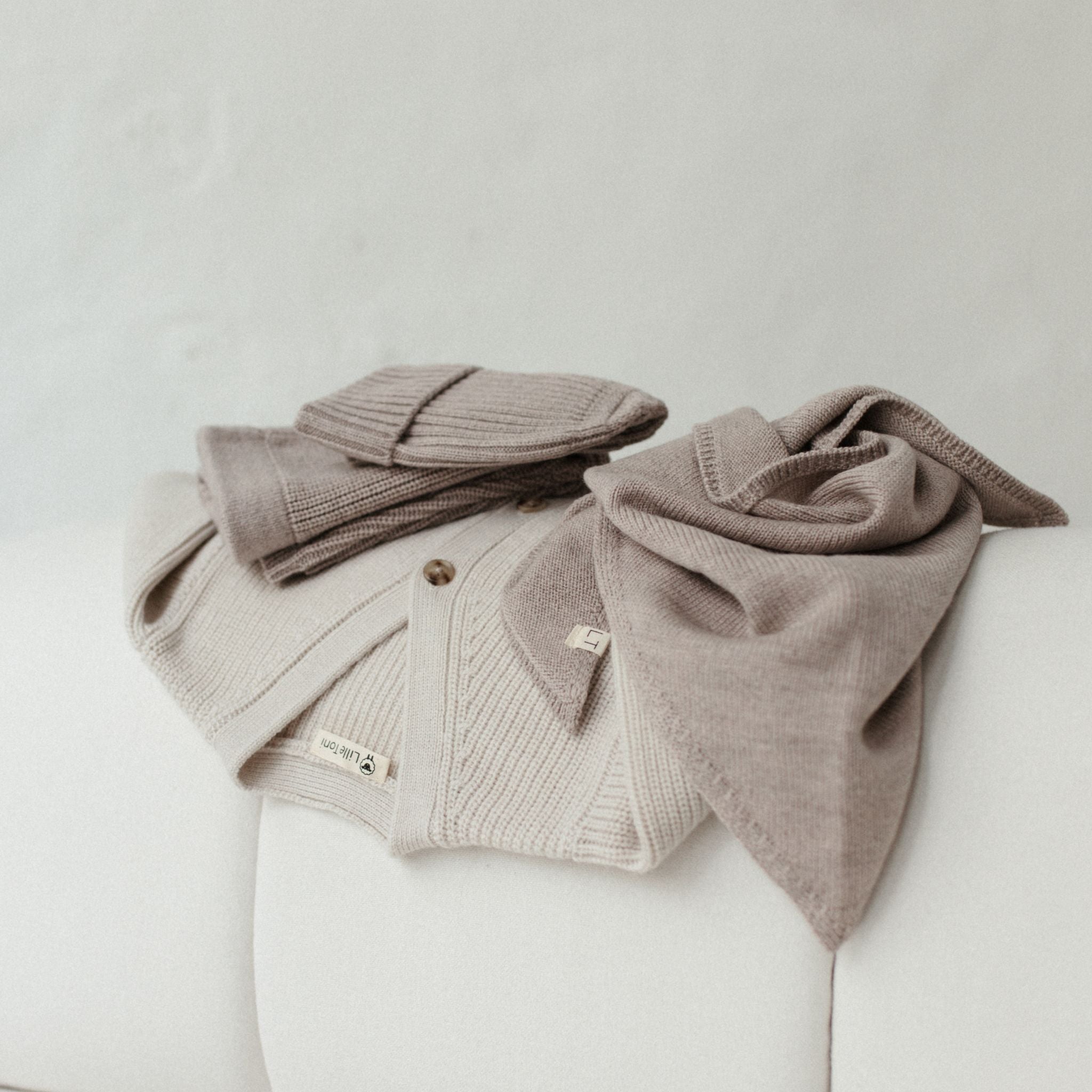 Elise triangular scarf in camel melange