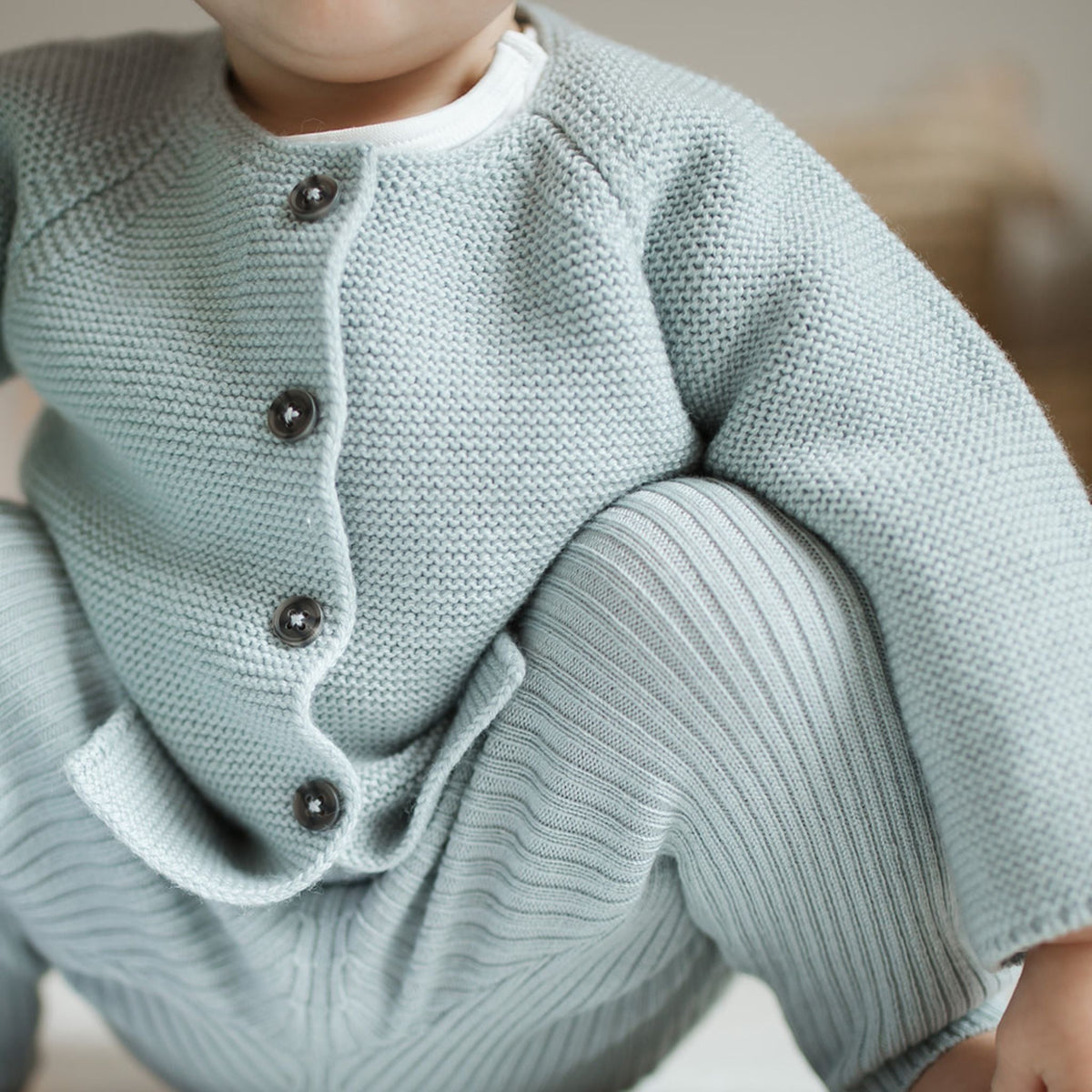 Cardigan Emil in dusty sage, getragenes Originalfoto