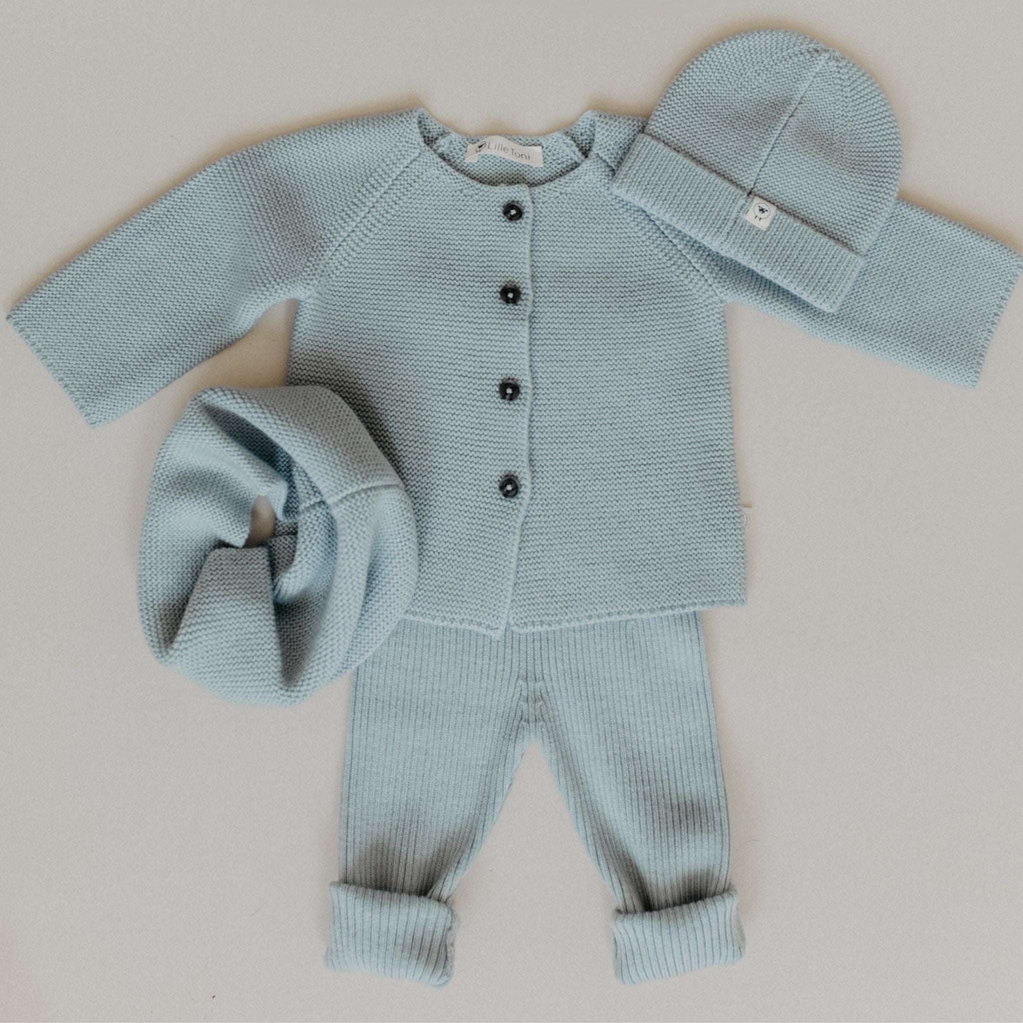 Geschenkset aus Cardigan "Emil" & Leggings "Finn" in dusty sage