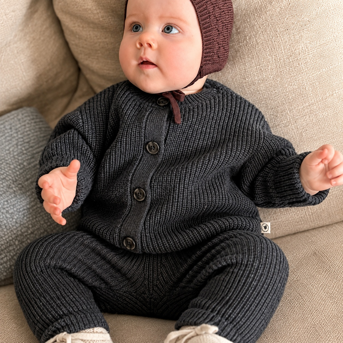Baby mit Cardigan Ferdi in anthrazit und Babymütze Ela in bordeaux