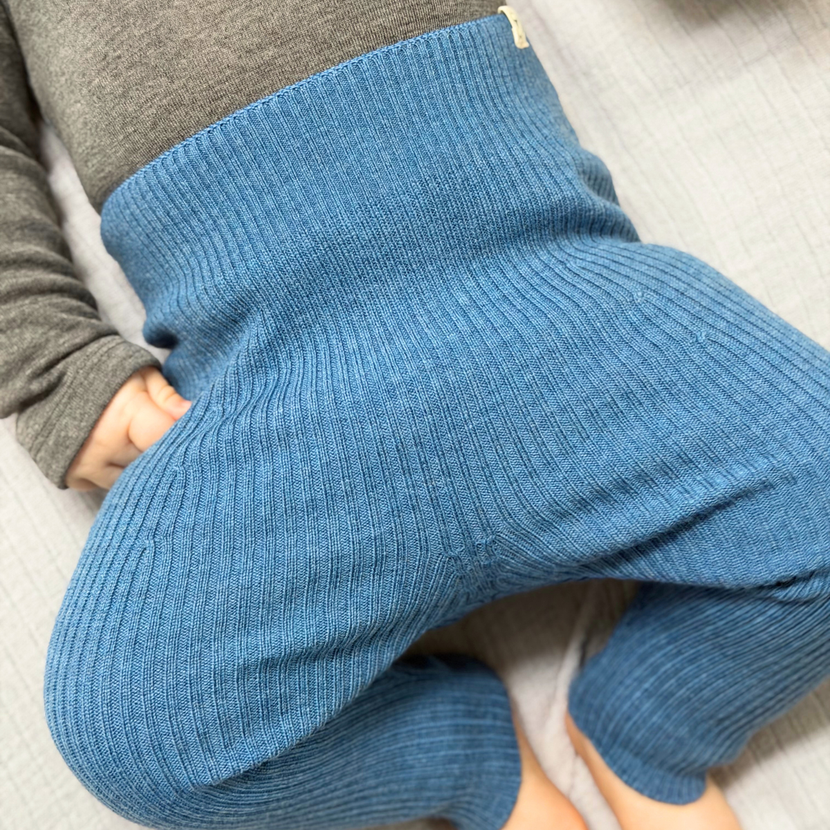 Nahaufnahme der getragenen Leggings Finn in blue