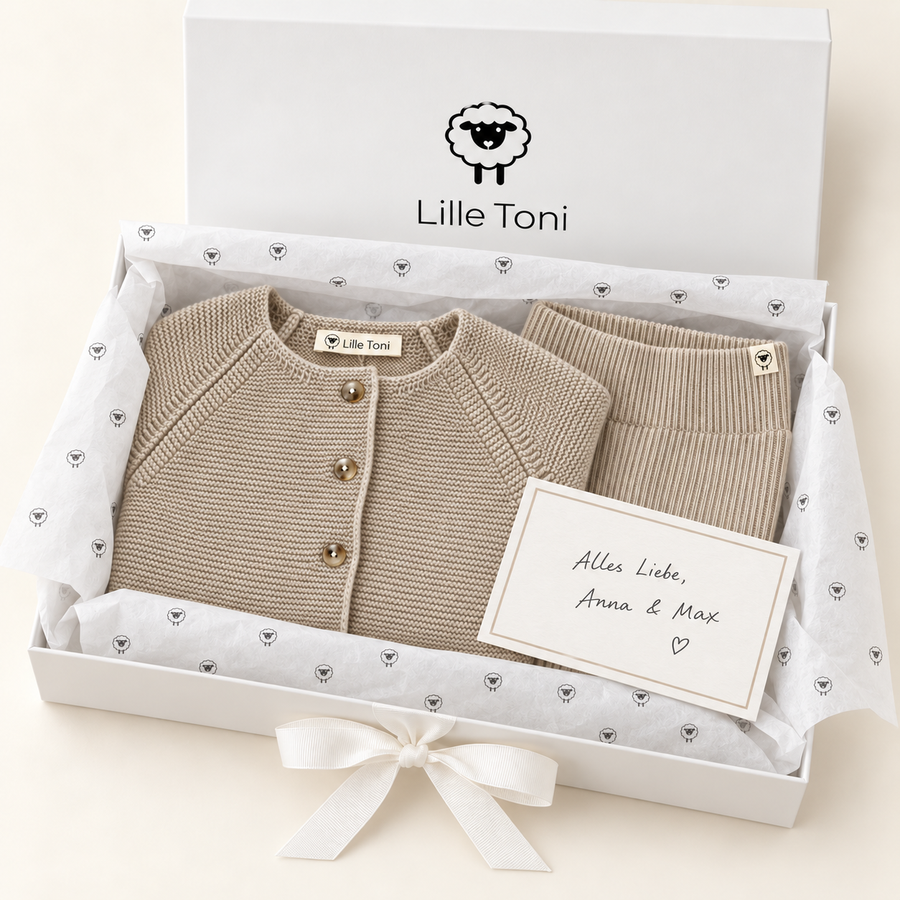 Geöffnetes Geschenkset im Geschenkkarton mit Seidenpapier und Geschenkkarte