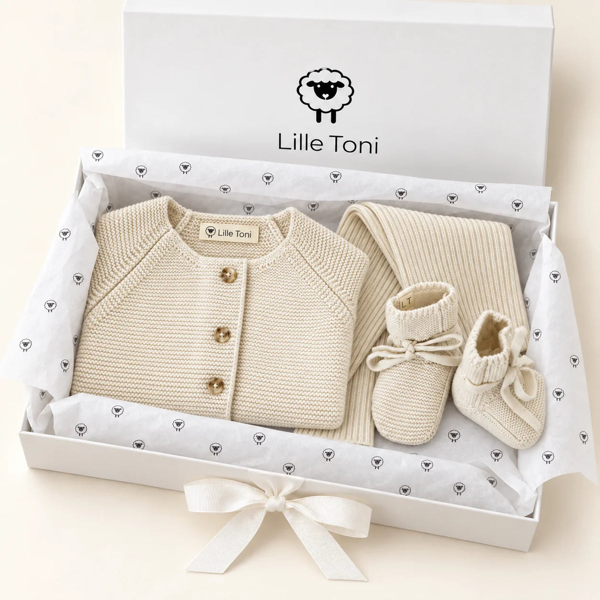 Geschenkset aus Cardigan "Emil", Leggings "Finn" & Babyschuhen "Toni" in creme