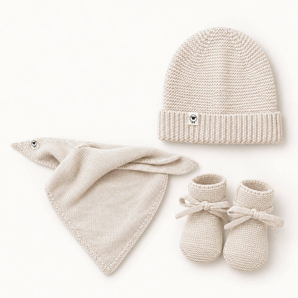 Newborn Geschenkset Mütze Lotte, Babyschuhe Toni und Dreieckstuch Elise in creme – Lille Toni